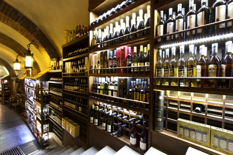 vente-AIGLUN-min_world_street_travel_shop_canon_georgia_wine_bottles-429767